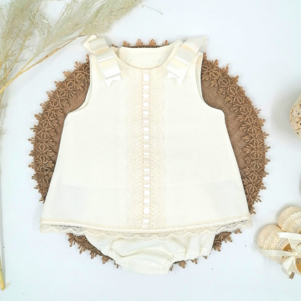 Vestido de bautizo o celebración corte A beige con cubrepañales